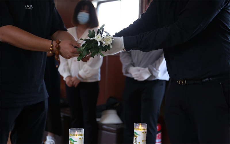 天津东疆港一对一海葬全程纪念｜家属为丈夫海上追思-2