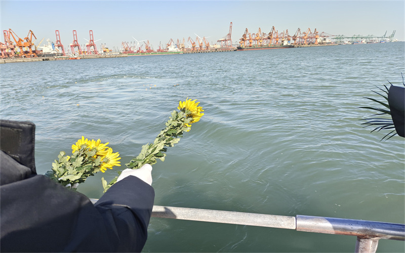天津渤海湾包船海葬案例｜家属陪伴兄弟举办海上告别仪式-2