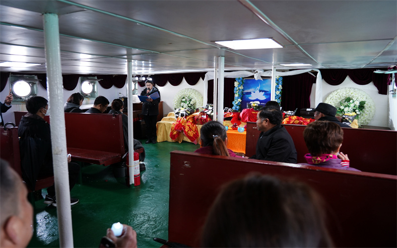 天津塘沽港远洋海葬现场｜外公海撒送别场面温馨