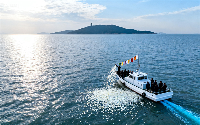 天津南疆码头公益海葬现场｜亲人完成遗愿场面温馨-2