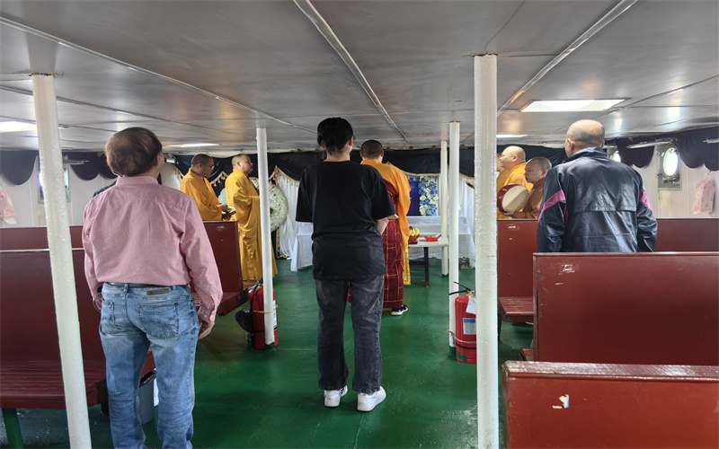 天津滨海新区包船海葬温情故事｜家属为丈夫海撒送别